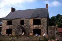 Annesley_-_The_Kennels_under_alteration_and_restoration_Tom_Leafe_on_left_August_1981