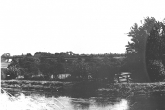 Awsworth_-_Nottingham_Canal_in_foreground_and_Awsworth_Station_in_background_with_a_train_in_the_station.