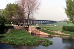 Awsworth_-_Stenson_Lock_Erewash_Canal__Viaduct_in_background_May_1987