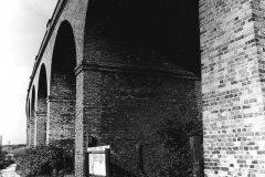 Awsworth_-_Viaduct_-_Diagonal_view_of_some_arches_in_close-up