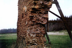 Beauvale_Priory_-_Church_north_wall_taken_edge_on_showing_filling__face_stones_1996._Colour