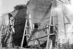 Beauvale_Priory_-_Church_south_window_and_Priors_House_from_the_west_end