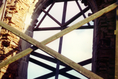 Beauvale_Priory_-_Church_window_in_remains_of_south_wall_1996._Colour