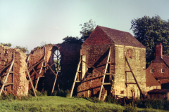 Beauvale_Priory_-_Priors_house_and_present_day_farm_1996._Colour