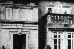 Broxtowe_-_Broxtowe_Hall_-_Front_door_and_window_with_balcony_-_Oldest_part_dating_to_c_1640