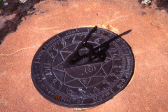 Bulwell_-_Strelley_House__built_1667__old_sundial_in_front_garden_1994__Colour