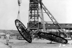 Cinderhill_-_Babbington_Colliery_1989_-_Dismantled_wheels_on_Number_4_headgear_reach_ground