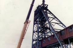 Cinderhill_-_Babbington_Colliery_1989_-_Dismantling_wheels_on_Number_4_headgear_before_demolition