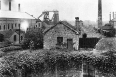 Cinderhill_-_Babbington_colliery_pit_yard_with_gas_holder_pit_in_foreground_1920s