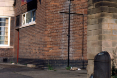 Cinderhill_-_boundary_post_at_Colliers_Arms_1984.___colour