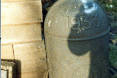 Cinderhill_-_boundary_post_at_Colliers_Arms_1984.close-up_but_shadowed___colour